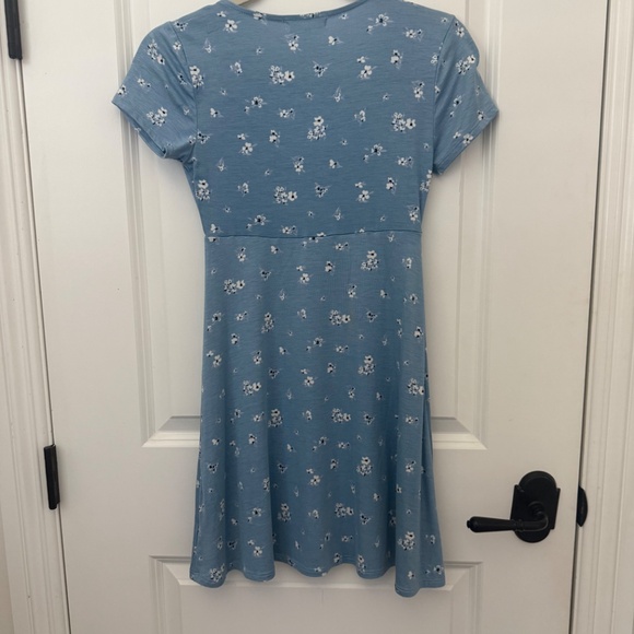 2 for $16- Tilly’s Ivy and Main Blue Floral Dress. Size XS - Picture 3 of 3